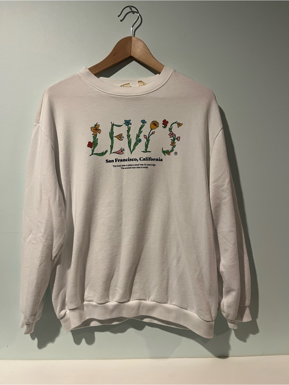 Levi’s Women’s San Francisco “Plant A Seed” Sweatshirt White, Size Small